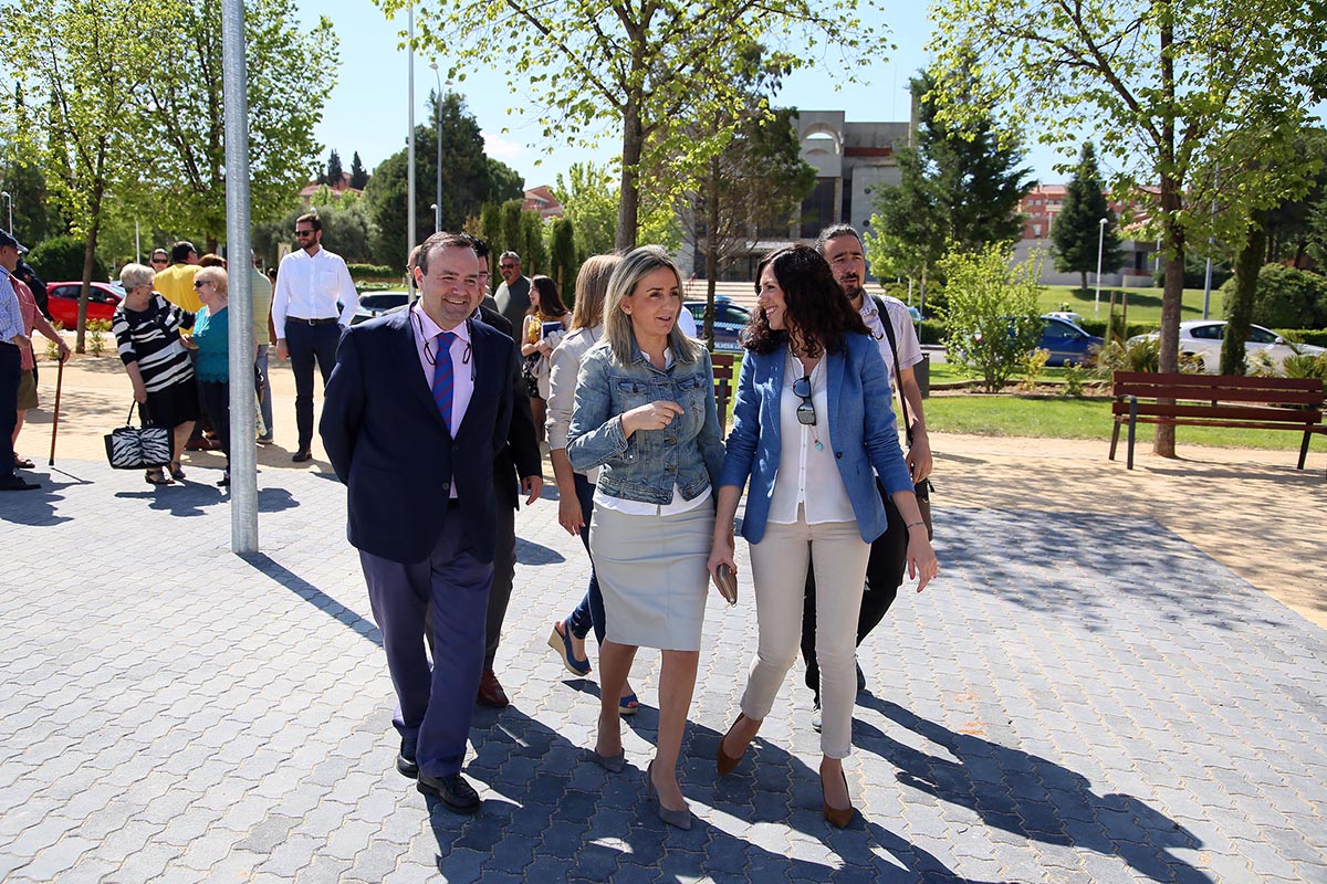 Milagros Tolón, inaugurando el parque de Río Miño