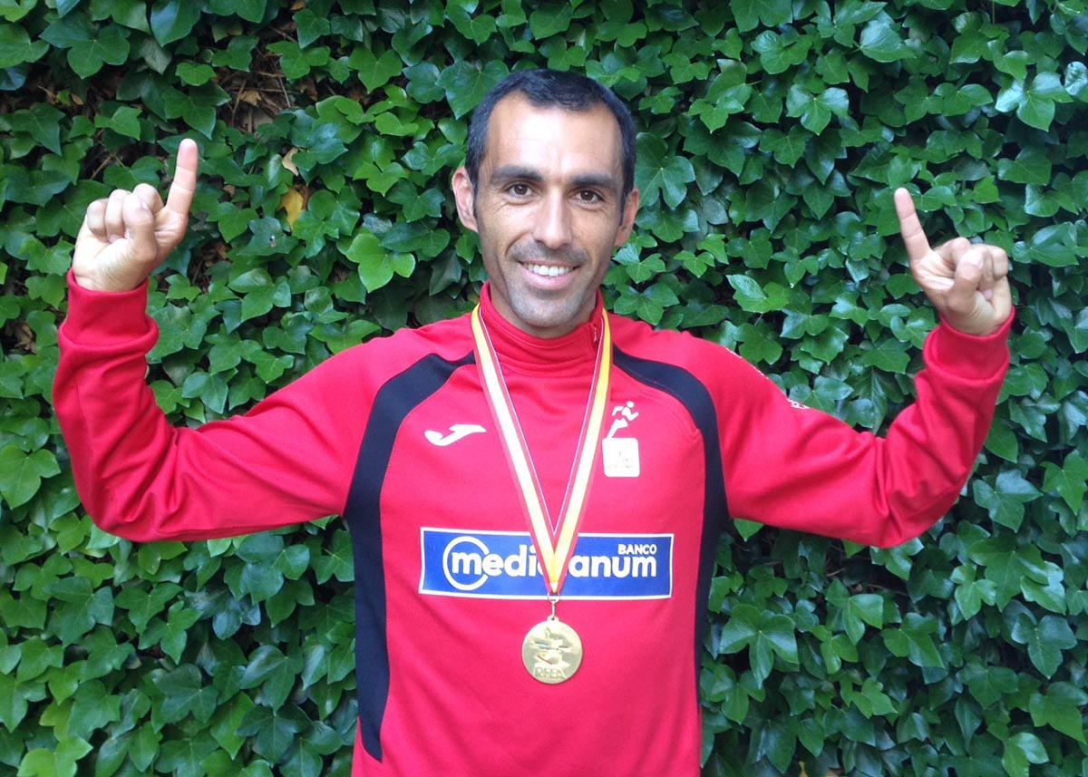 Pedro Vega, luciendo su medalla que logró en Logroño