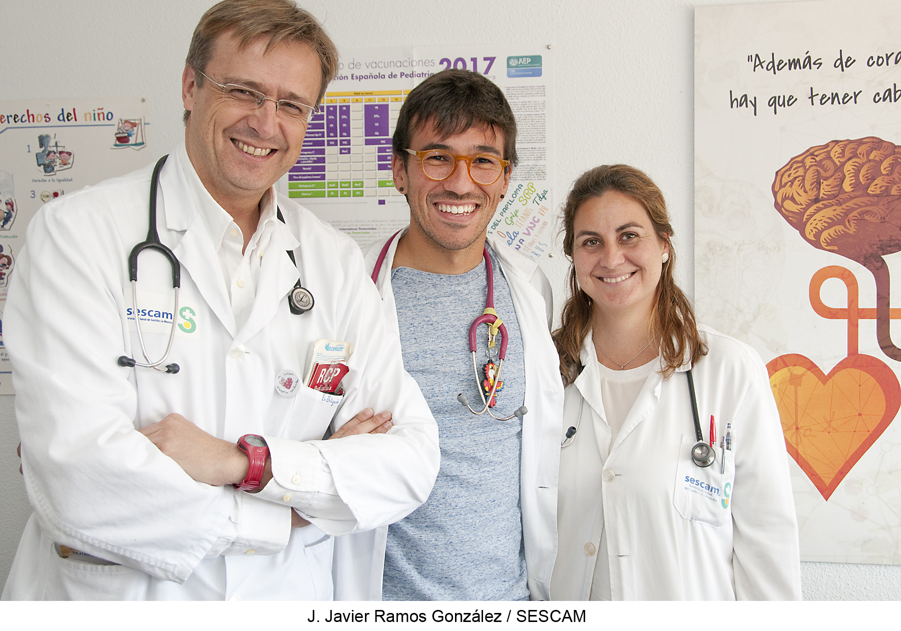 De izquierda a derecha, el jefe de servicio de Pediatría del Hospital de Guadalajara, Alfonso Ortigado, el propio Francisco José Martín, y su tutora, la pediatra Gema Arriola.