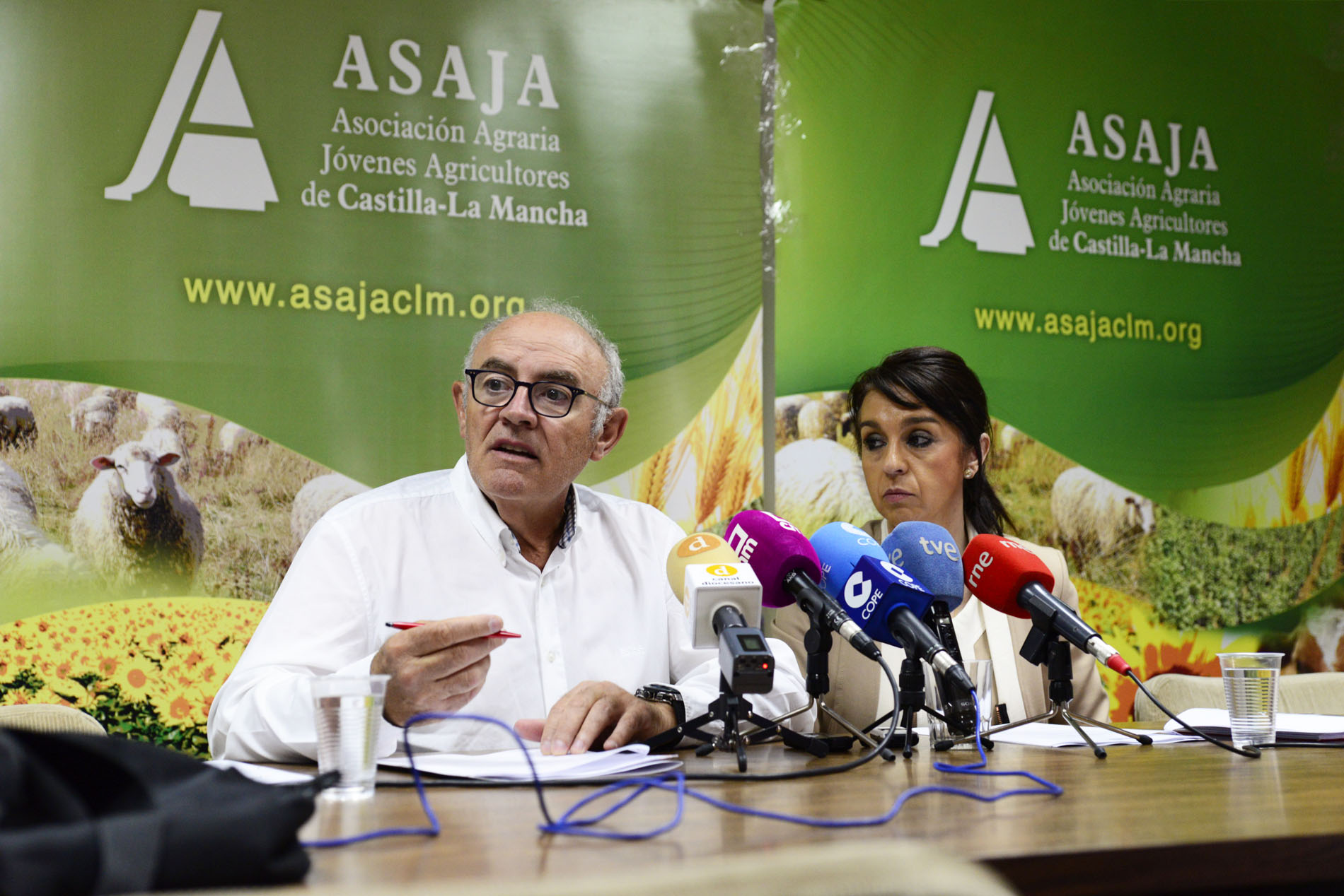 A la izquierda, el secretario general de Asaja CLM, José María Fresneda; a la derecha, la presidenta de Asaja Toledo, Blanca Corroto, Industrias Vitivinícolas