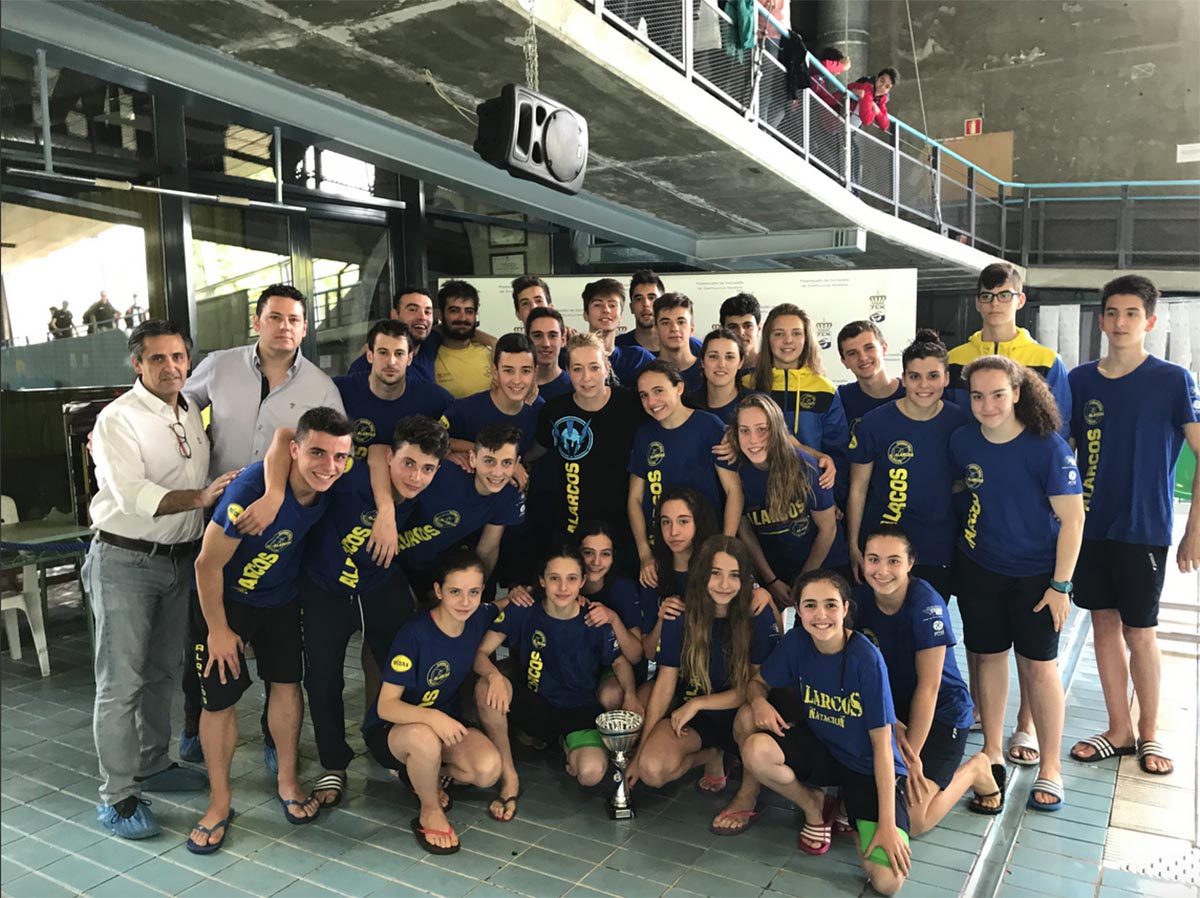 El CN Alarcos, posando tras ser campeones de liga