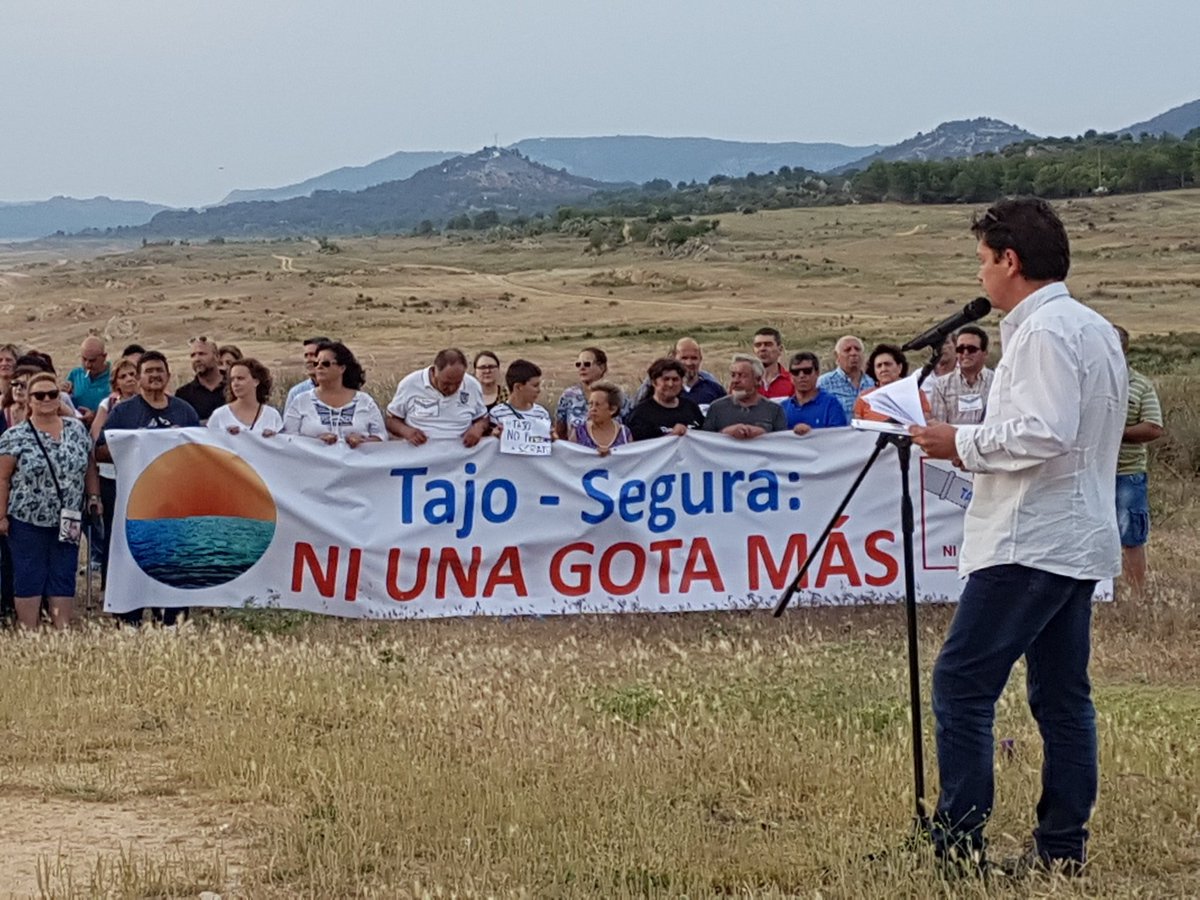 Francisco Pérez Torrecilla habla junto a la orilla del embalse de Entrepeñas.