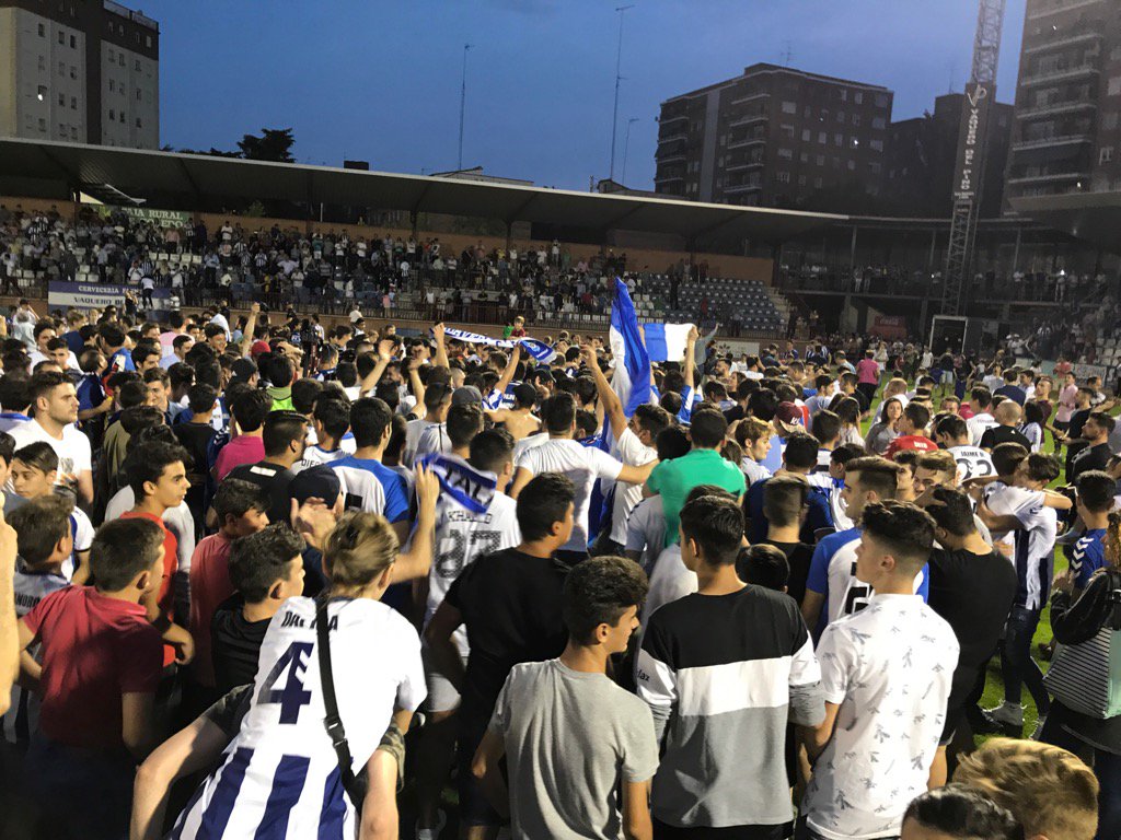 Invasión de campo en Municipal El Prado tras el ascenso a Segunda B. Fran Alcoy