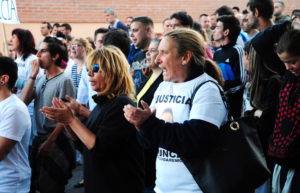 Los vecinos del toledano barrio de Santa Bárbara salen a la calle, inmersos en el dolor y la impotencia, exigiendo justicia para "Julito".