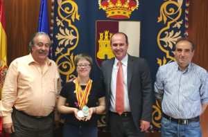 Marta Martínez es recibida por Alberto Rojo.