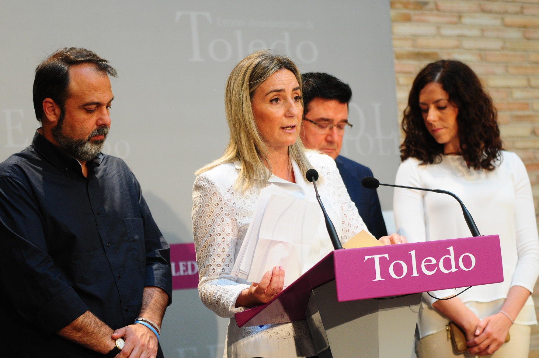 En primer plano, la alcaldesa de Toledo, Milagros Tolón.