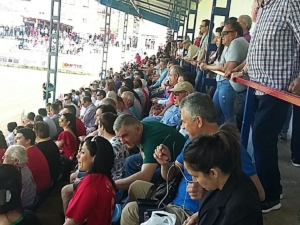 El estadio de Villarrobledo presentaba este magnífico aspecto para recibir al Cortes