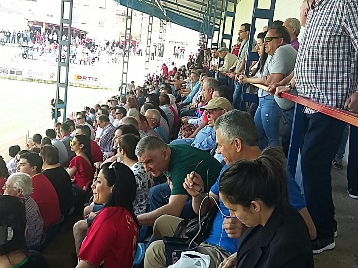 El estadio de Villarrobledo presentaba este magnífico aspecto para recibir al Cortes