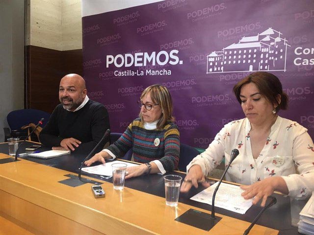 Miembros de la AAVV "El Tajo" en la rueda ciudadana de Podemos CLM.