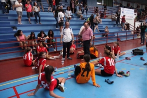 Enrique Corcuera, con las jugadores del BM Imperial (foto de archivo)