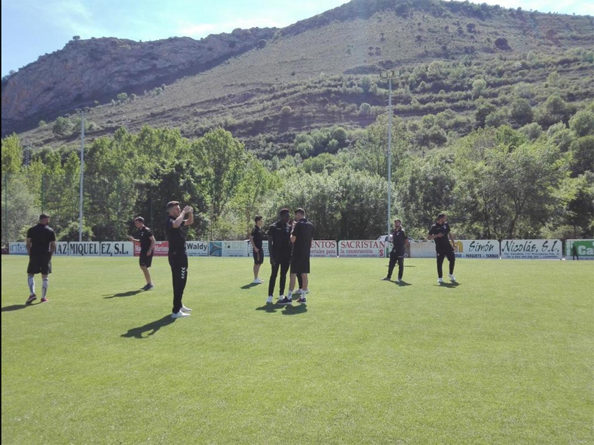 Jugadores del Conquense antes de jugar contra el Anguiano