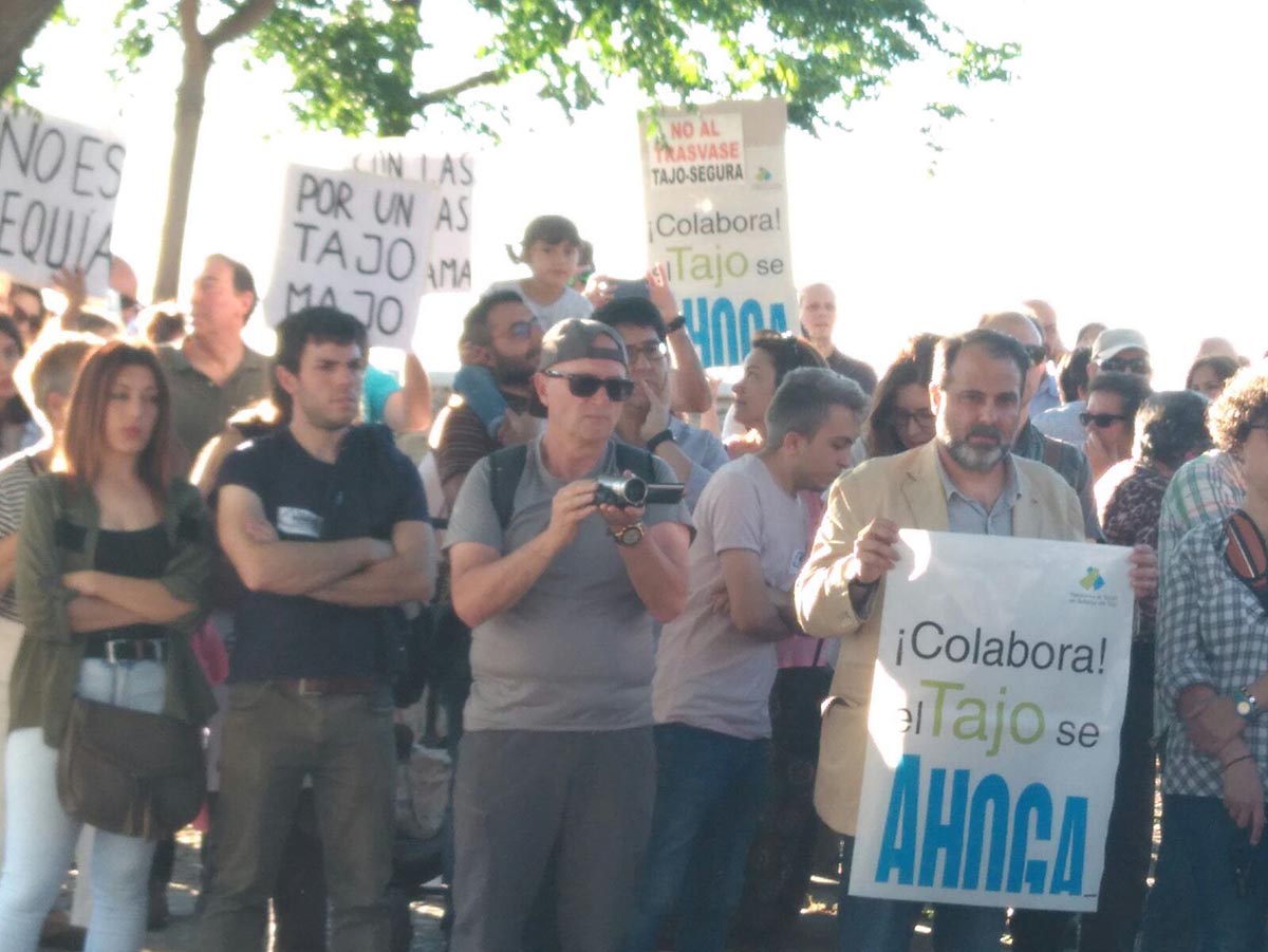 Foto de una concentración de la Plataforma en Defensa del Tajo