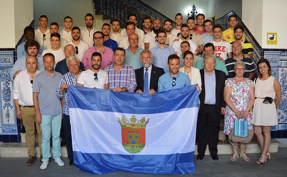 Foto de familia del CF Talavera con el alcalde