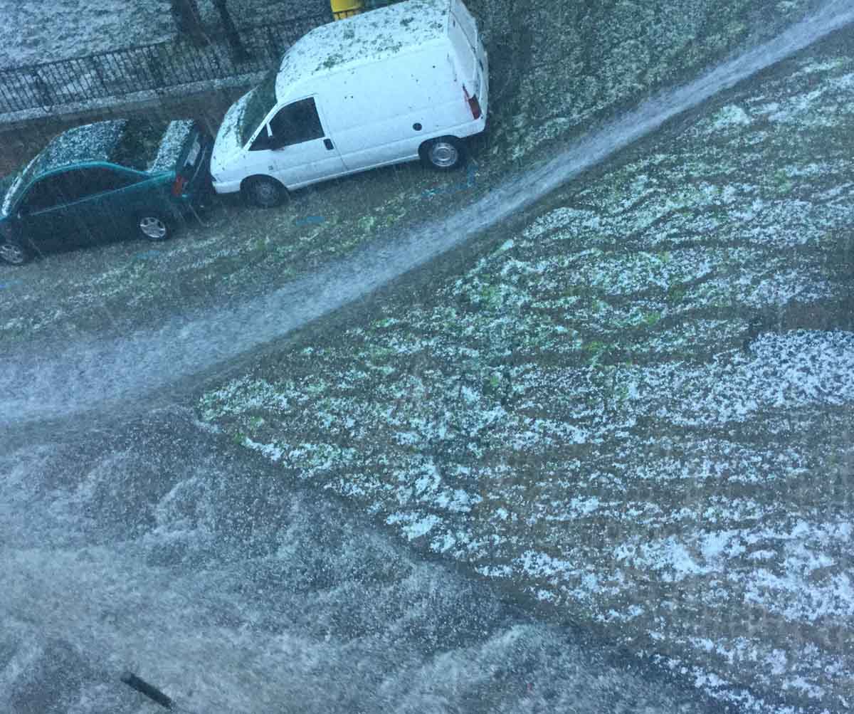 Ríos de agua por las calles de Toledo a consecuencia de la granizada.