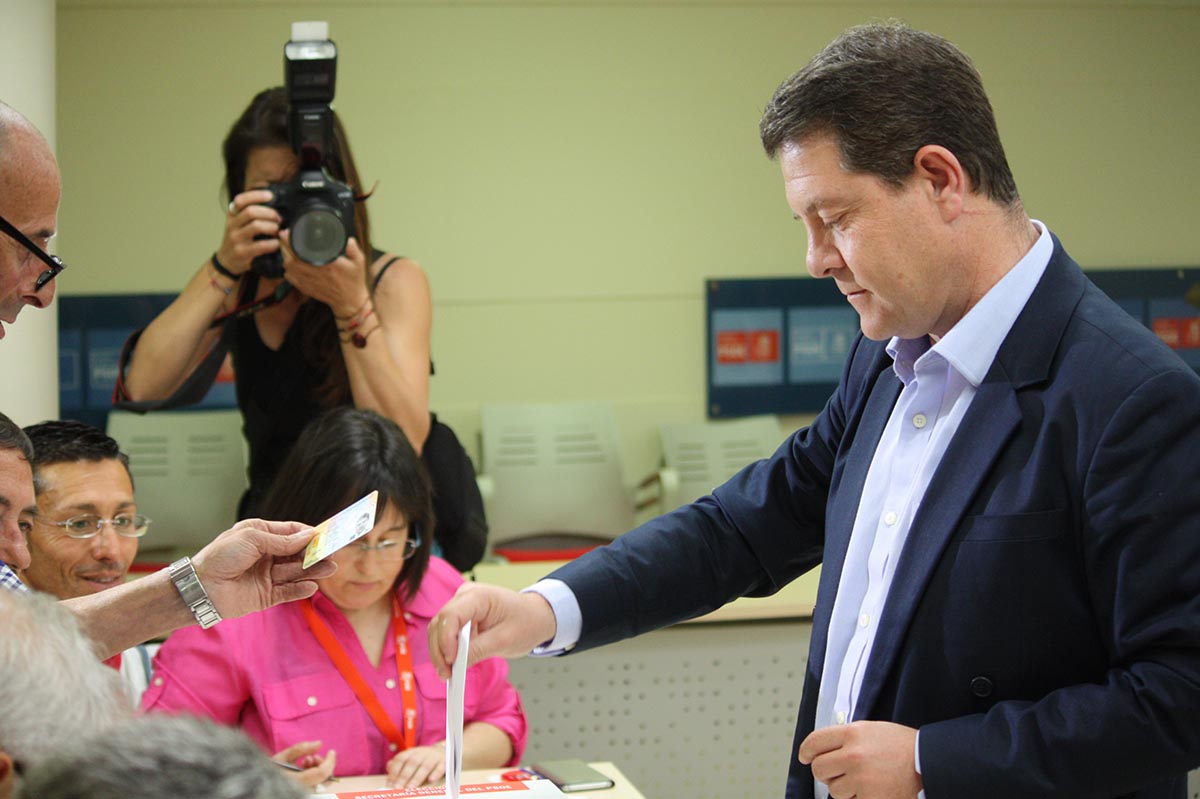 Page, en el acto de votar en las Primarias del PSOE