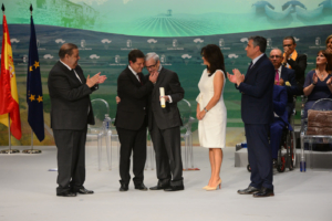 Francisco Luzón, recibiendo la medalla de Oro de Castilla-La Mancha en 2017.