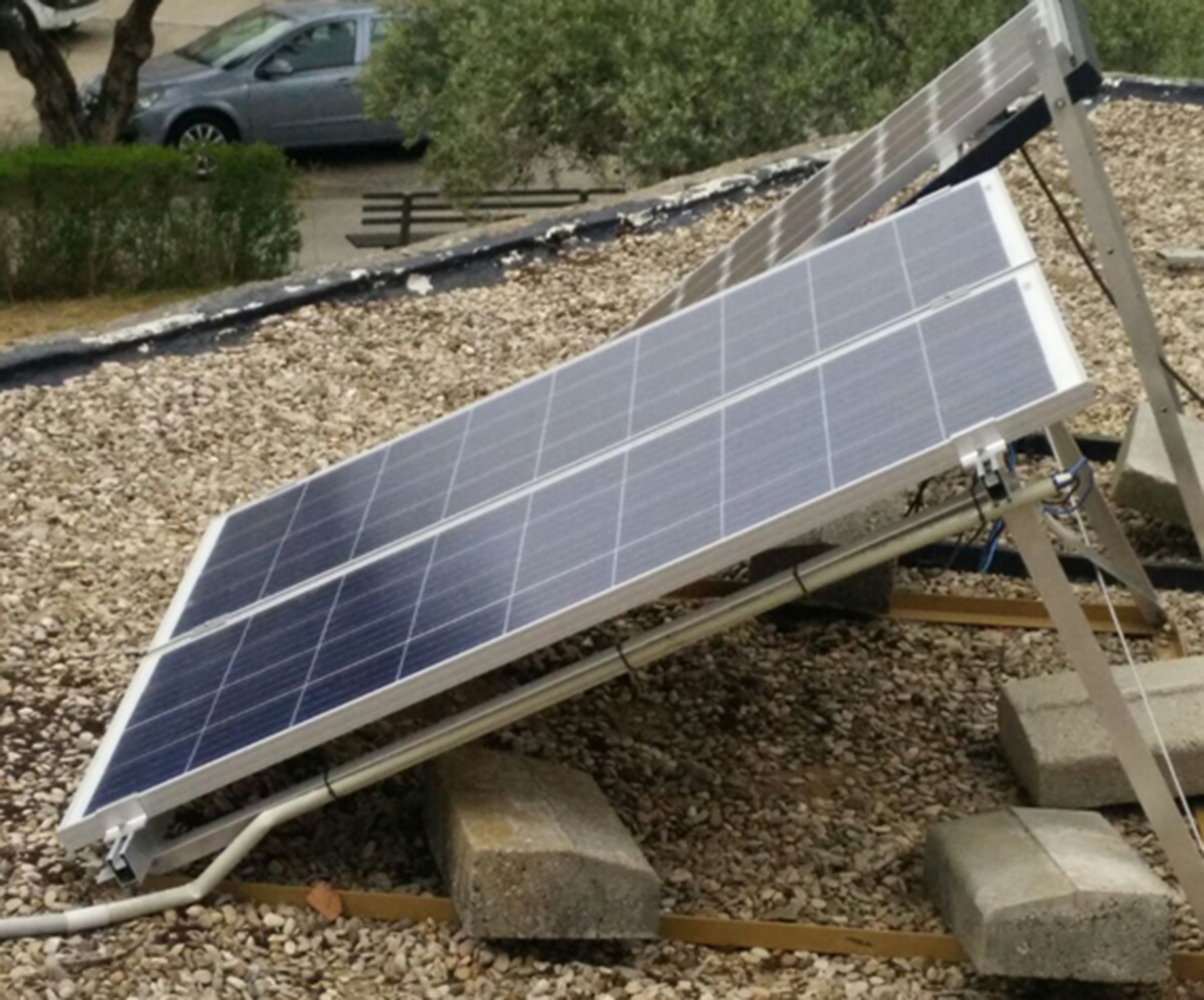 Las placas fotovoltaicas que alimentan el aula autosuficiente