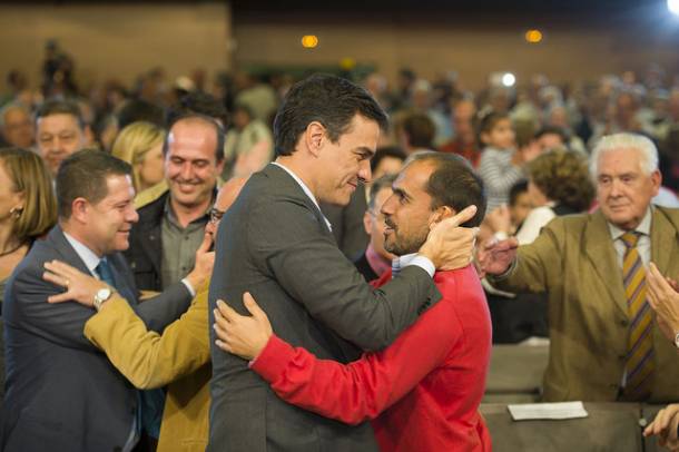 Abrazo entre Pedro Sánchez y Pablo Bellido, secretario provincial del PSOE y diputado en el Congreso.