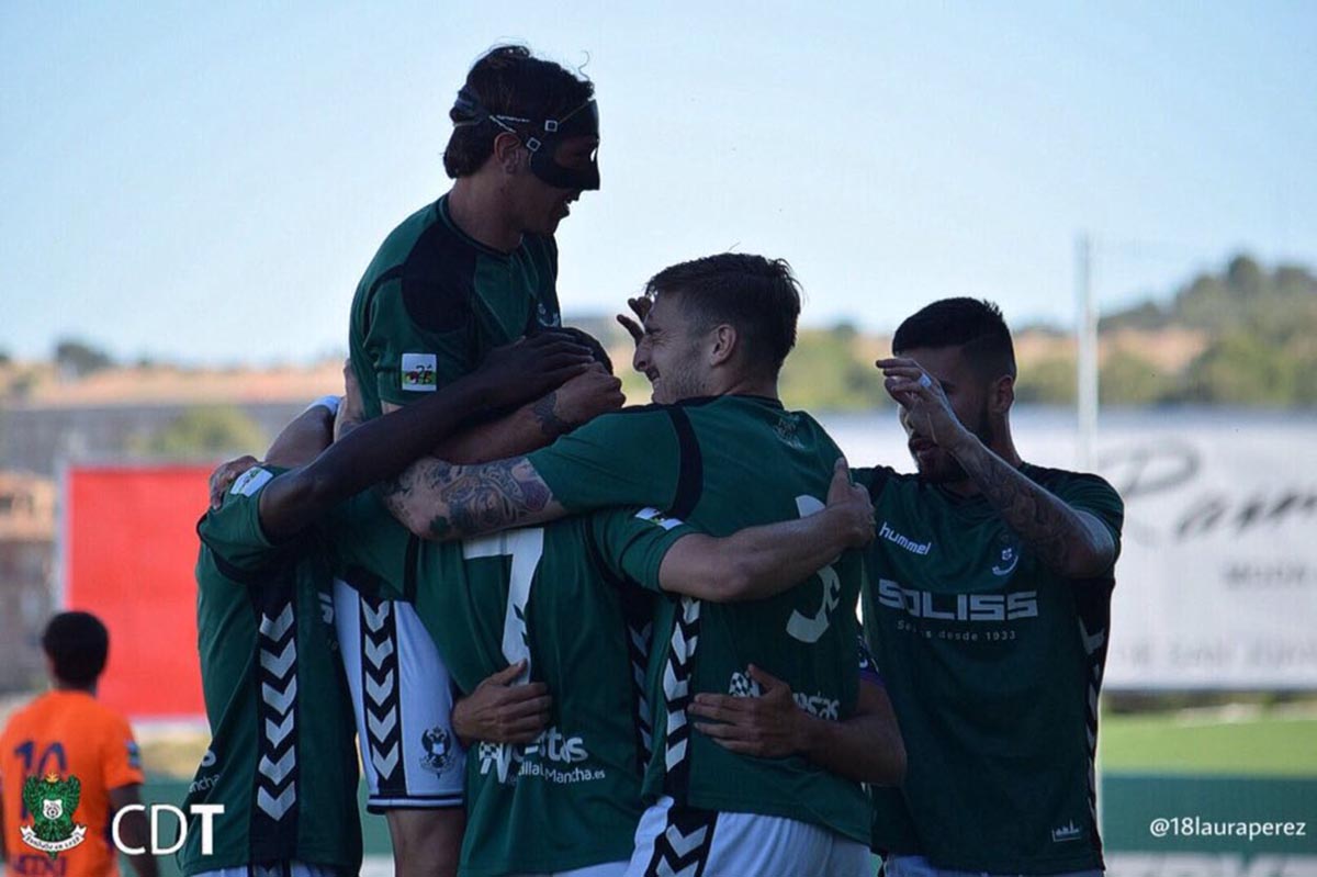 Los jugadores del Toledo festejan uno de los goles contra el Zamudio