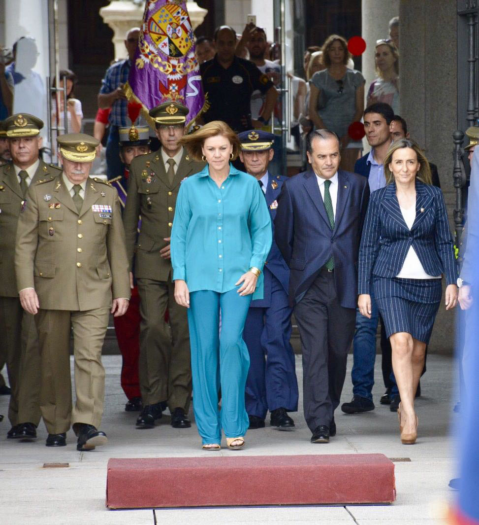 Cospedal, José Julián Gregorio y Tolón durante el izado de la bandera en el Alcázar de Toledo