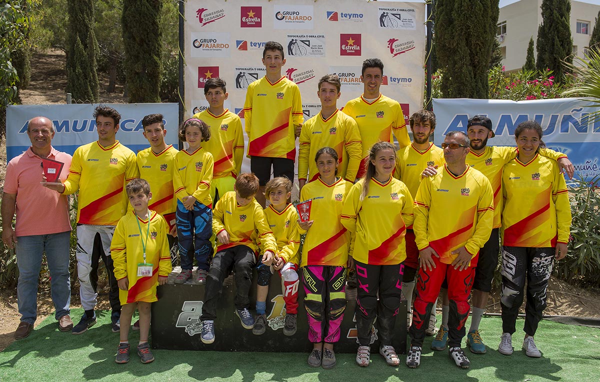 Los integrantes del BMX Talavera posan con sus trofeos de la Copa de España