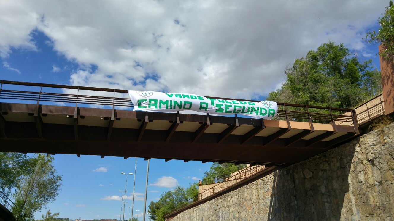 Una pancarta de apoyo al Toledo antes del partido contra el Atlético Baleares