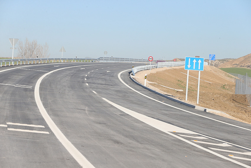 Imagen de archivo de una carretera en CLM justo antes de su estreno. Licitación de obra pública. infraestructuras. ministerio de fomento