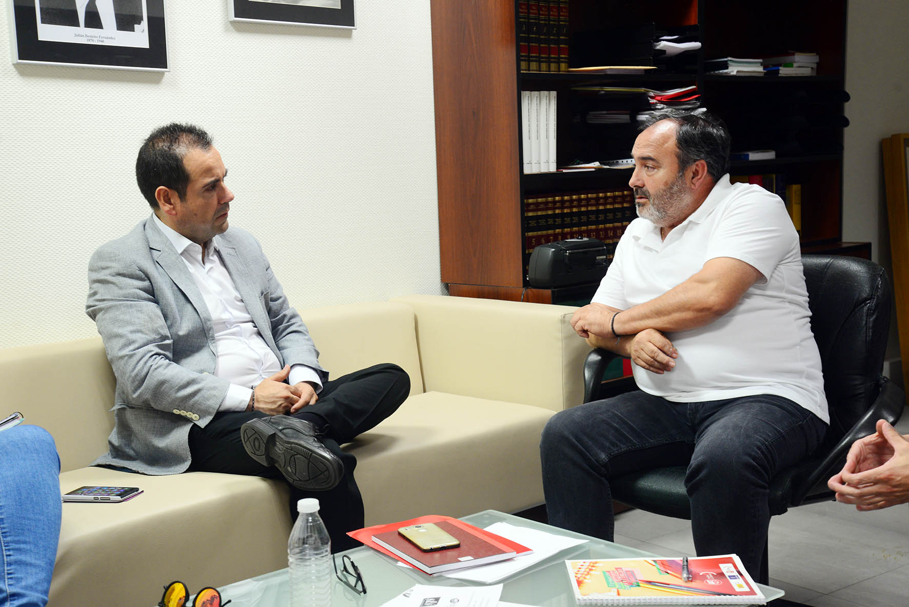 A la izquierda, el coordinador de IU CLM, Juan Ramón Crespo; a la derecha, el secretario general de CLM, Carlos Pedrosa.