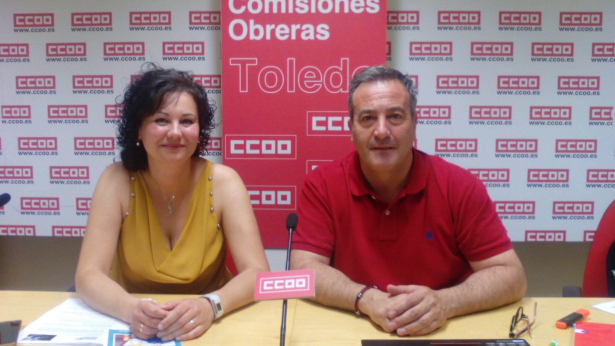 El secretario general de Industria de CCOO en Castilla-La Mancha, Ángel León, y la responsable del sindicato en estaciones de servicio, Margarita Mena. Gasolineras desatendidas