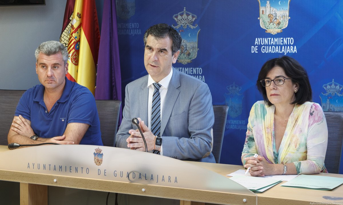 En el centro, el alcalde Guadalajra, Antonio Román; a la izquierda el teniente de alcalde, Alfonso Esteban; y a la derecha, la concejala de Empleo, Isabel Nogueroles.