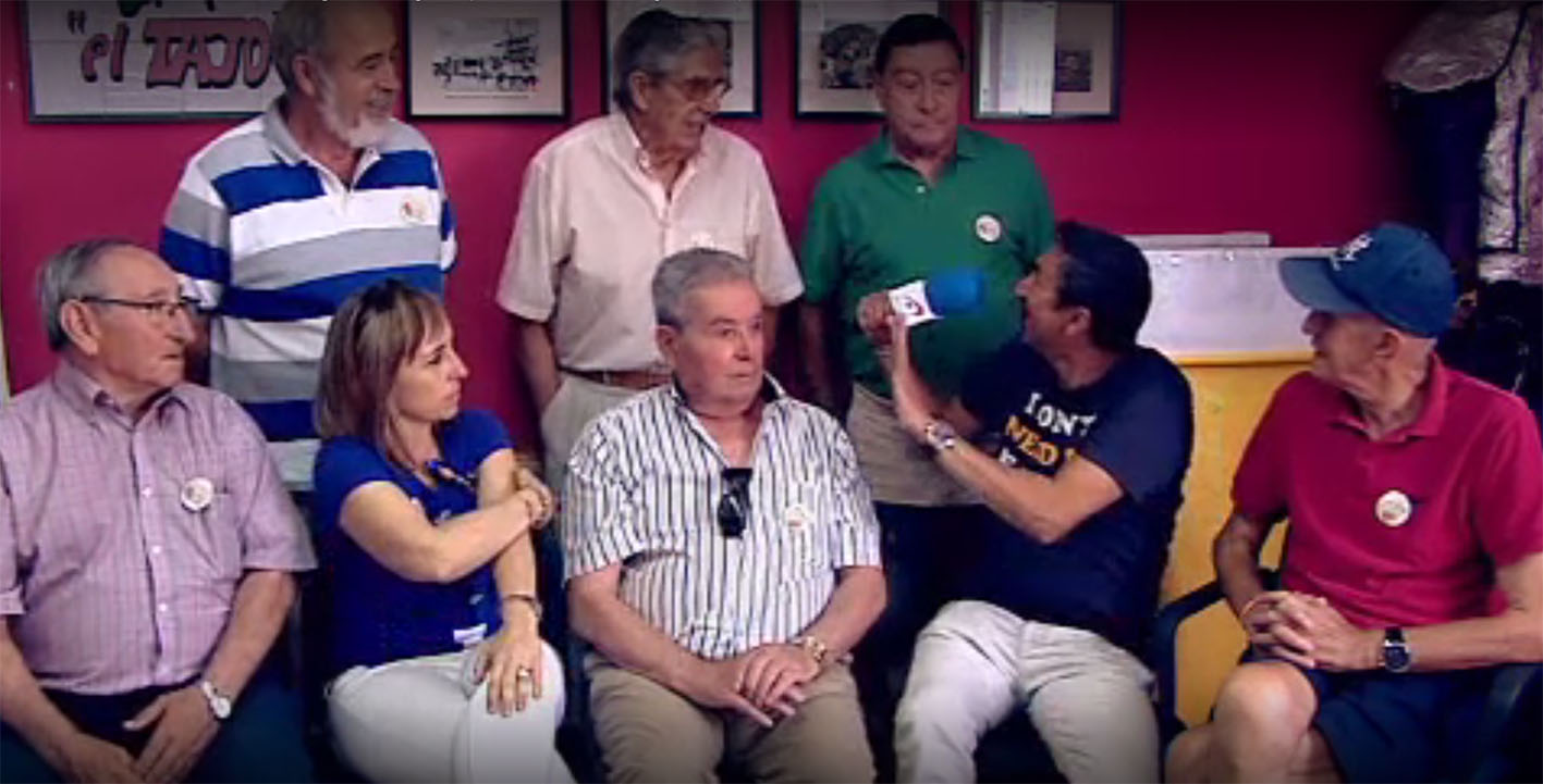 Representantes vecinales en el reportaje de Tele 5, junto al periodista Enrique Obrero