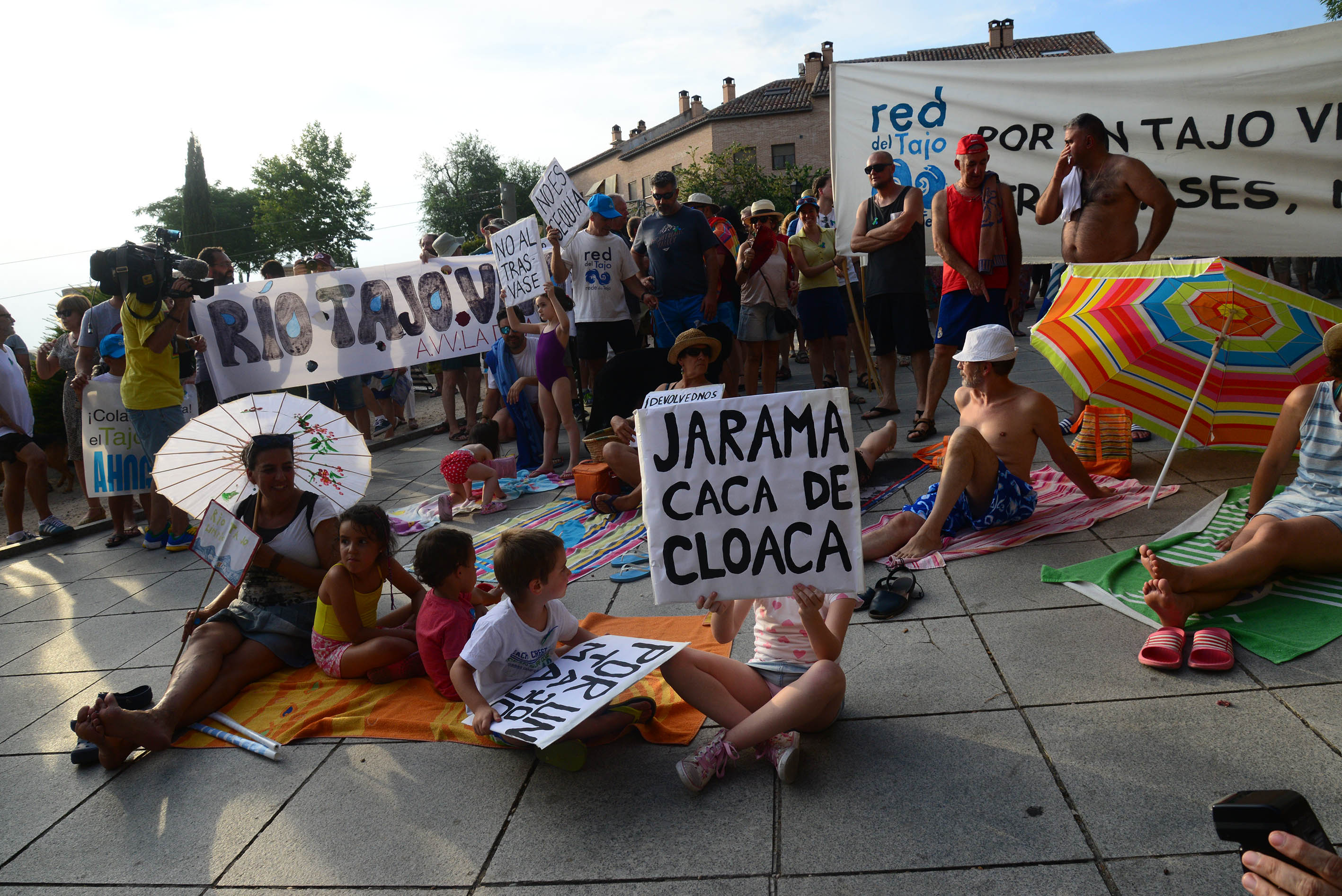 Manifestación en defensa del Tajo en Toledo.