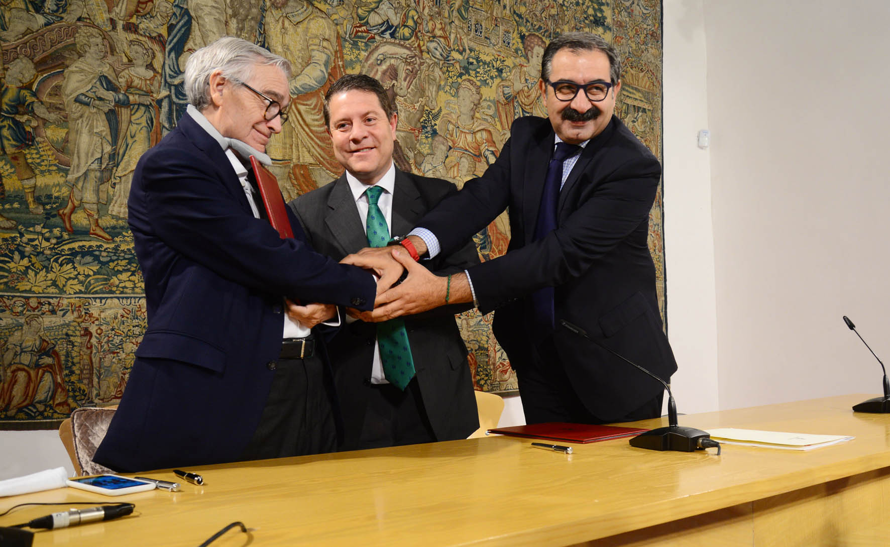 Emiliano García-Page firma un convenio de colaboración con el presidente de la Fundación "Unidos contra la ELA", Francisco Luzón.