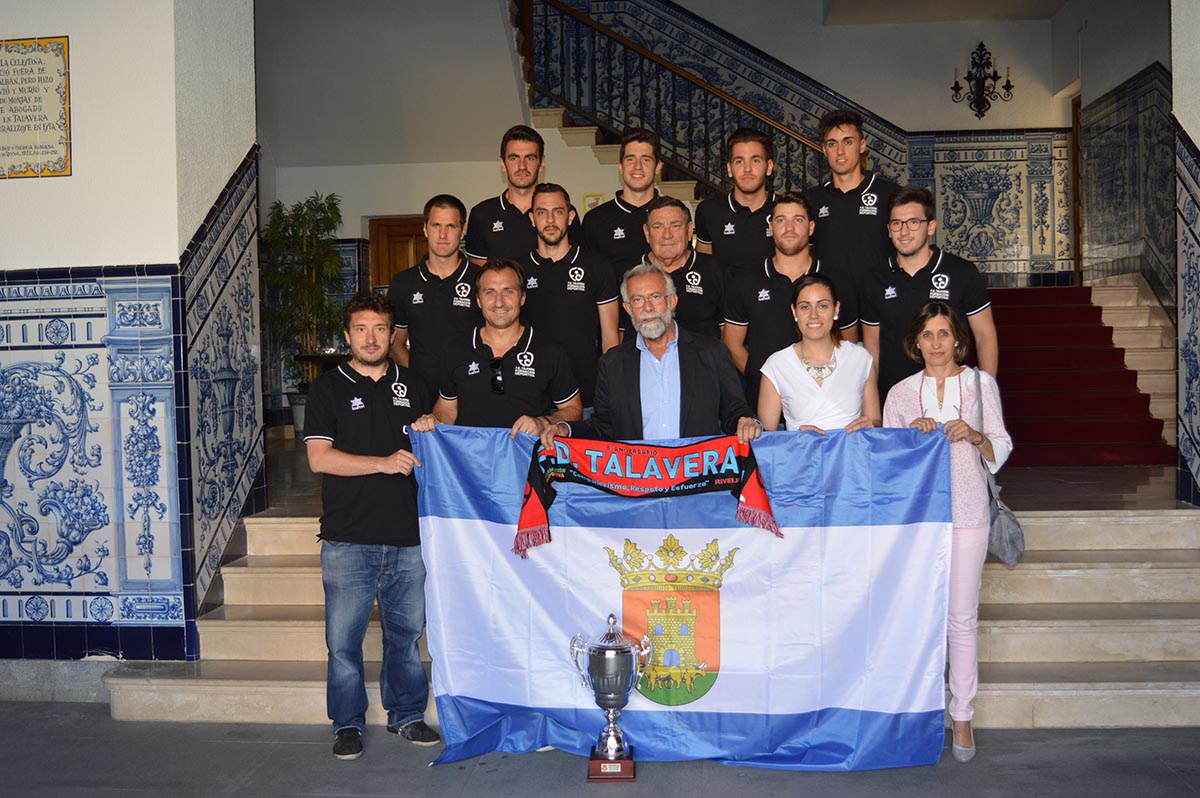 Jaime Ramos, con los campeones regionales de fútbol playa