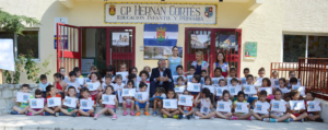 El alcalde de Talavera, Jaime Ramos, visita el colegio Hernán Cortés.