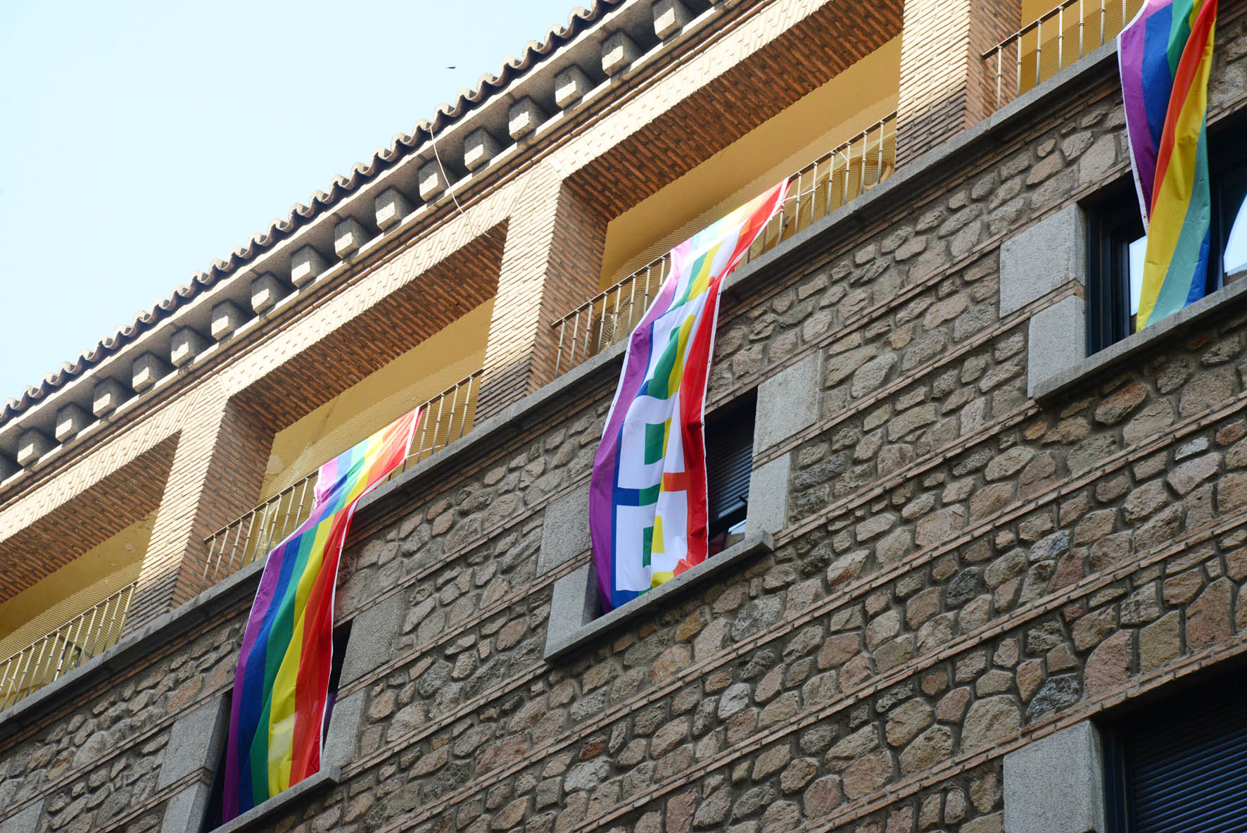 Las banderas arcoíris, representativas del orgullo gay, lucen en la sede de los sindicatos