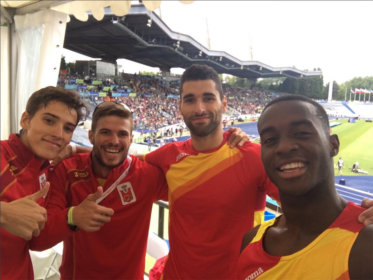 Lucas Búa (izquierda) logró la primera victoria española de la historia de la Copa de Europa en 4x400