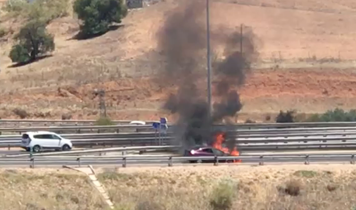 Coche arde en Toledo