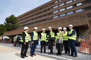 Emiliano García-Page en su visita a las obras del nuevo Hospital de Albacete.