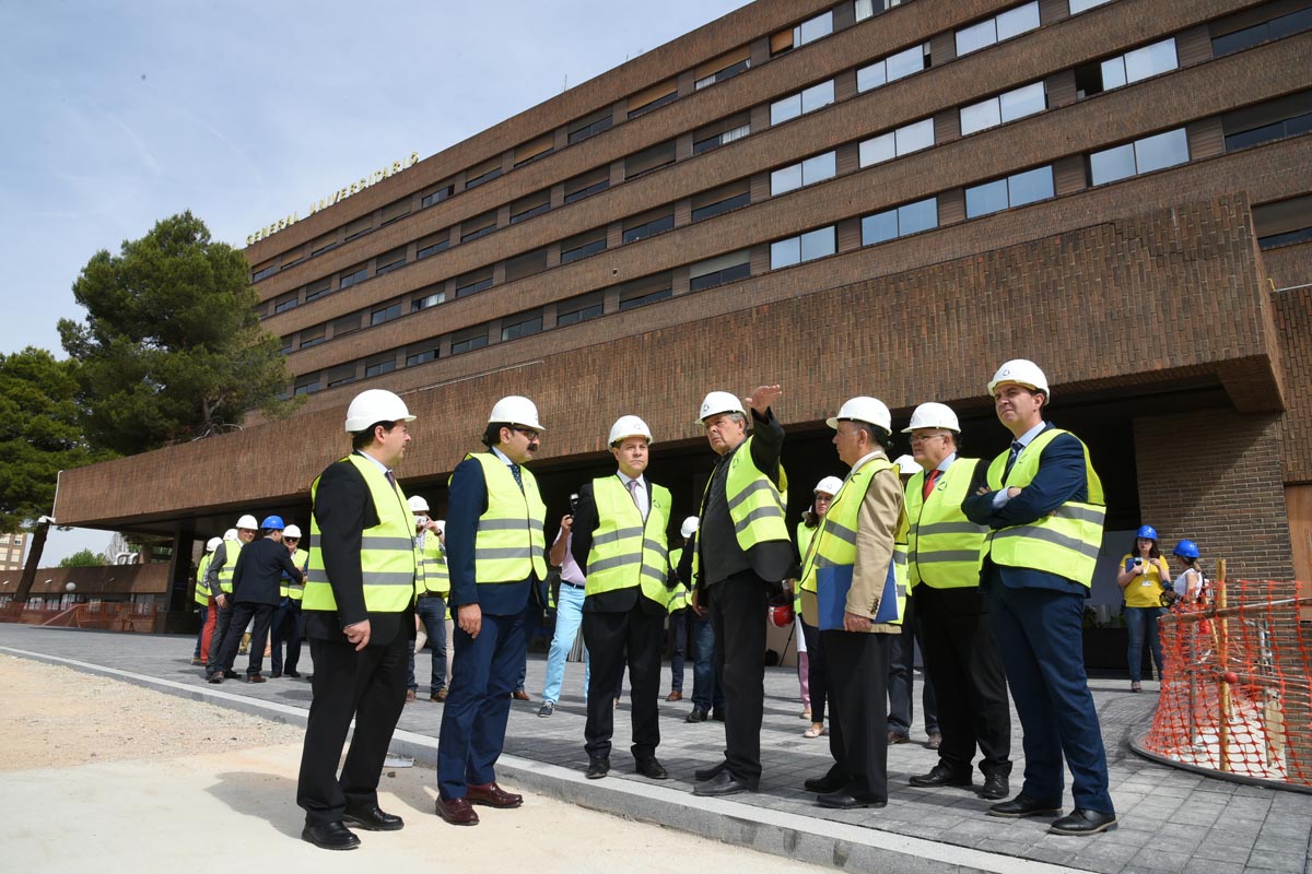Emiliano García-Page en su visita a las obras del nuevo Hospital de Albacete.