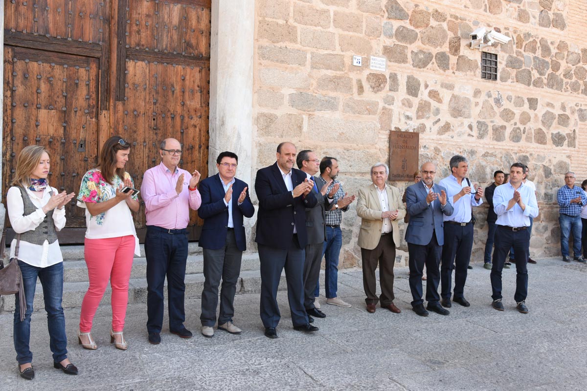 Minuto de silencio en el Palacio de Fuensalida, sede del Gobierno regional en Toledo.
