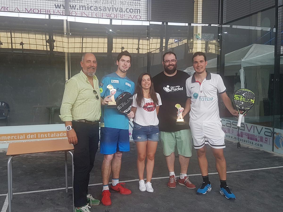 En la foto, la pareja ganadora del Campeonato regional de pádel