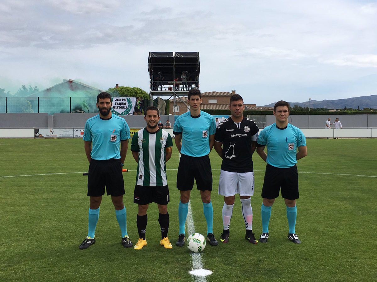 Los capitanes del Peralada y el Conquense, posando antes del inicio del partido