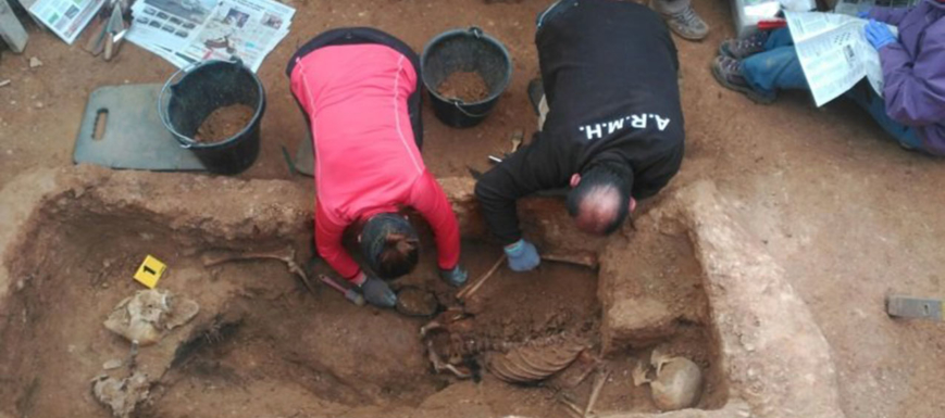 Los restos de Timoteo Mendieta en el momento de su exhumación