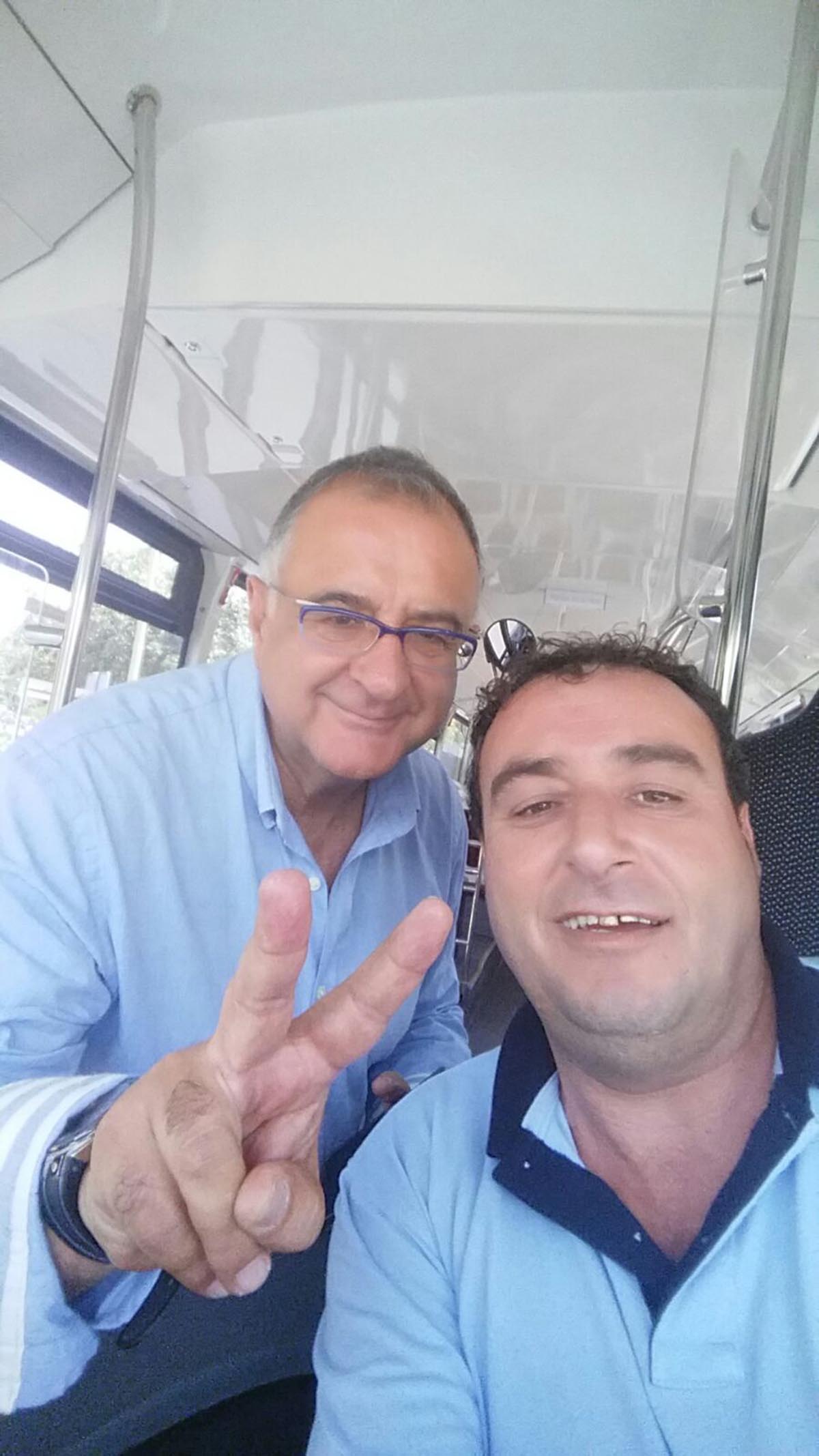 Roberto Gómez posa con un conductor de autobús el día del Corpus en Toledo