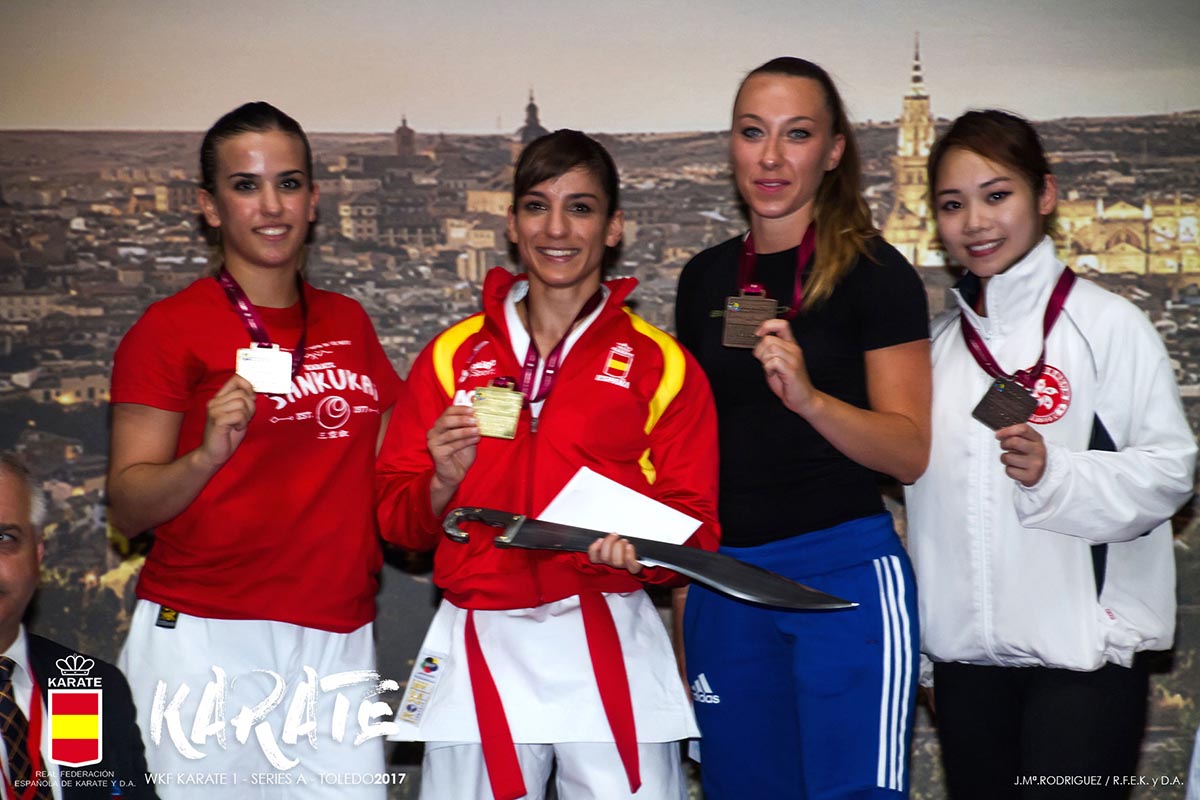 Sandra Sánchez (la segunda por la izquierda), tras ganar el oro en el Kárate1 Serie A