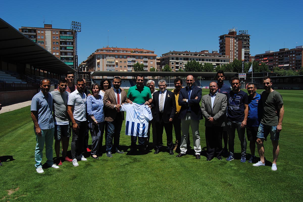 Ángel Felpeto, durante su visita al CF Talavera