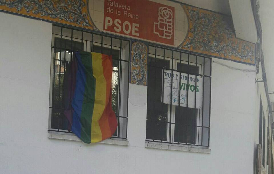 La bandera del Orgullo antes de ser quemada.