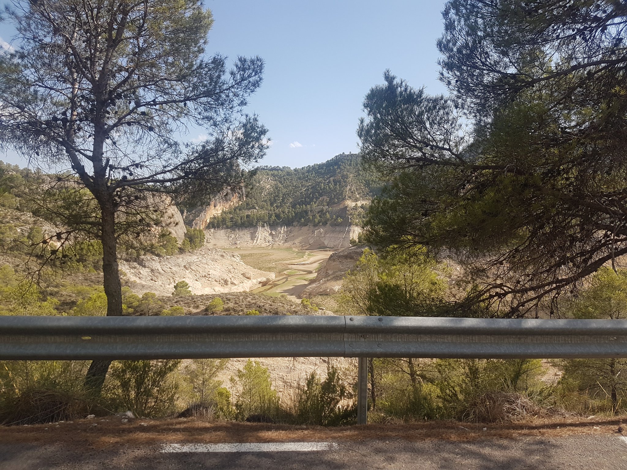 Imagen del embalse de La Fuensanta vacio.