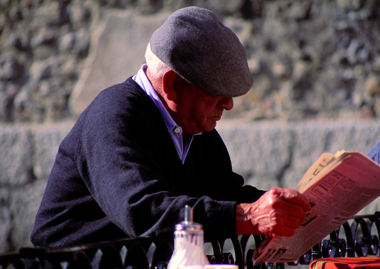 Imagen de archivo de un anciano leyendo el periódico. cuenca